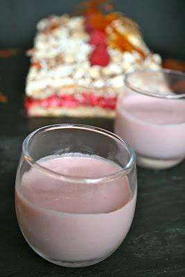 DACQUOISE  CARAMEL ET FRAMBOISE, CRÈME ANGLAISE AUX FRAMBOISES