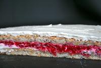 DACQUOISE CARAMEL ET FRAMBOISE, CRÈME ANGLAISE AUX FRAMBOISES DACQUOISE CARAMEL ET FRAMBOISE, CRÈME ANGLAISE AUX FRAMBOISES