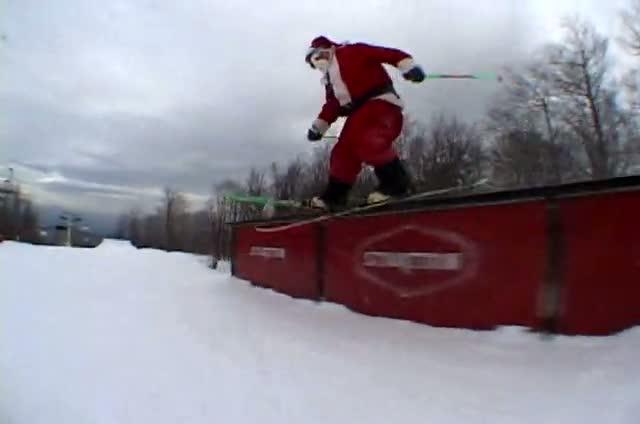 Le pere Noel fait aussi du ski ! media