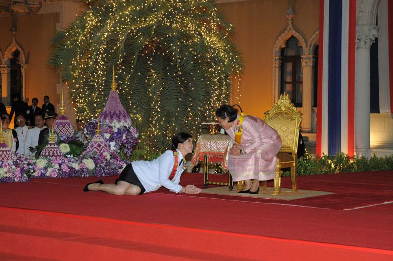 <b></div>Message thaïlandais</b>.Allongée, les mains jointes en signe de profond respect, Yingluck Shinawatra, Premier ministre thaïlandais, rend hommage à la princesse Maha Chakri Sirindhorn, à l’occasion de l’anniversaire du roi Bhumibol Adulyadej. Une scène ahurissante qui en dit long sur le protocole de la monarchie et le culte dont la famille royale fait l’objet. Âgé de 84 ans et sur le trône depuis 65 ans, le roi de Thaïlande, le plus ancien monarque en exercice dans le monde, est considéré comme un véritable demi-dieu. Comme les autres membres de sa famille, qui n’ont aucune prérogative constitutionnelle, mais exercent une très forte autorité morale. Tout comme le comité chargé de la répression contre les crimes de lèse majesté.