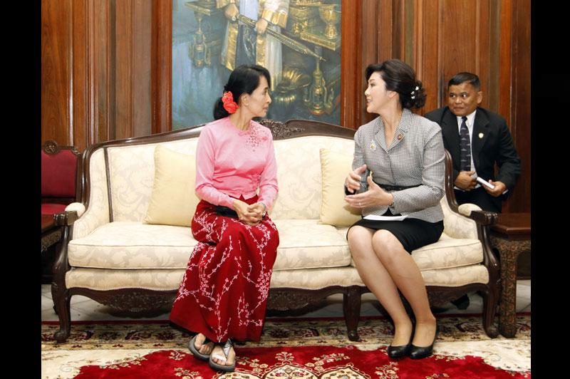 <b></div>Soutien</b>. Yingluck Shinawatra, la première ministre thaïlandaise, a décidé d’apporter son soutien à l’opposante birmane Aung San Suu Kyi, au lendemain d'une rencontre historique entre les deux femmes à l'ambassade de Thaïlande à Rangoun. Il s'agit du premier chef d’Etat ou de gouvernement à s’être entretenu avec la lauréate du prix Nobel de la paix, à l’occasion d’un sommet des six pays riverains du fleuve Mékong qui avait lieu en Birmanie. Ce soutien officiel intervient alors que la Ligue nationale pour la démocratie, le parti de la Dame de Rangoun, a été officiellement reconnu comme légal par la Commission électorale birmane la semaine dernière. 