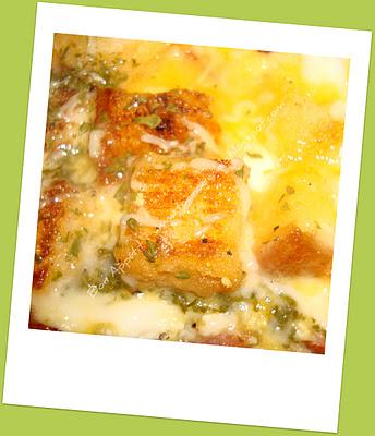 Omelette aux croûtons et lardons - Tortilla francesa con picatostes y taquitos de bacón