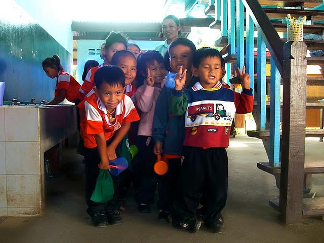 Ko Kret, les enfants heureux malgré la destruction de leur île par les inondations.
