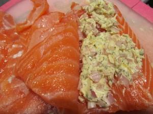 nappez le saumon du beurre assaisonné nappez le saumon du beurre assaisonné