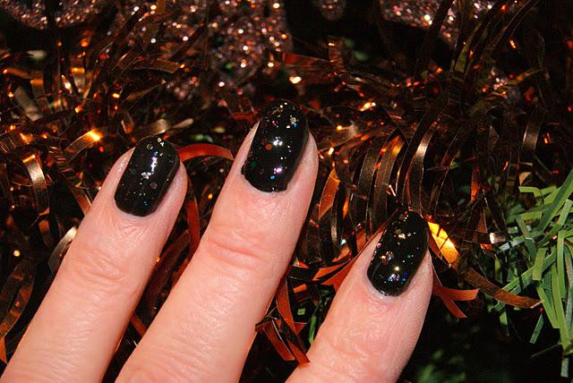 Lady in black d'OPI et spécial effect topper d'ESSENCE Lady in black d'OPI et spécial effect topper d'ESSENCE