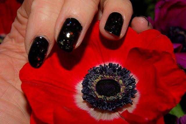 Lady in black d'OPI et spécial effect topper d'ESSENCE Lady in black d'OPI et spécial effect topper d'ESSENCE