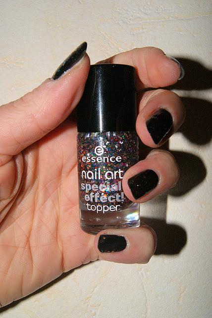 Lady in black d'OPI et spécial effect topper d'ESSENCE Lady in black d'OPI et spécial effect topper d'ESSENCE