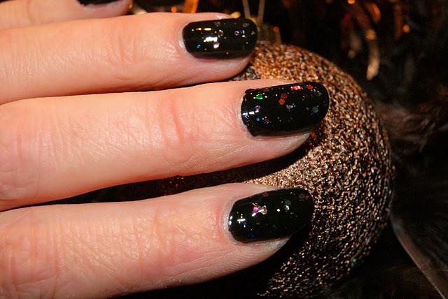 Lady in black d'OPI et spécial effect topper d'ESSENCE Lady in black d'OPI et spécial effect topper d'ESSENCE