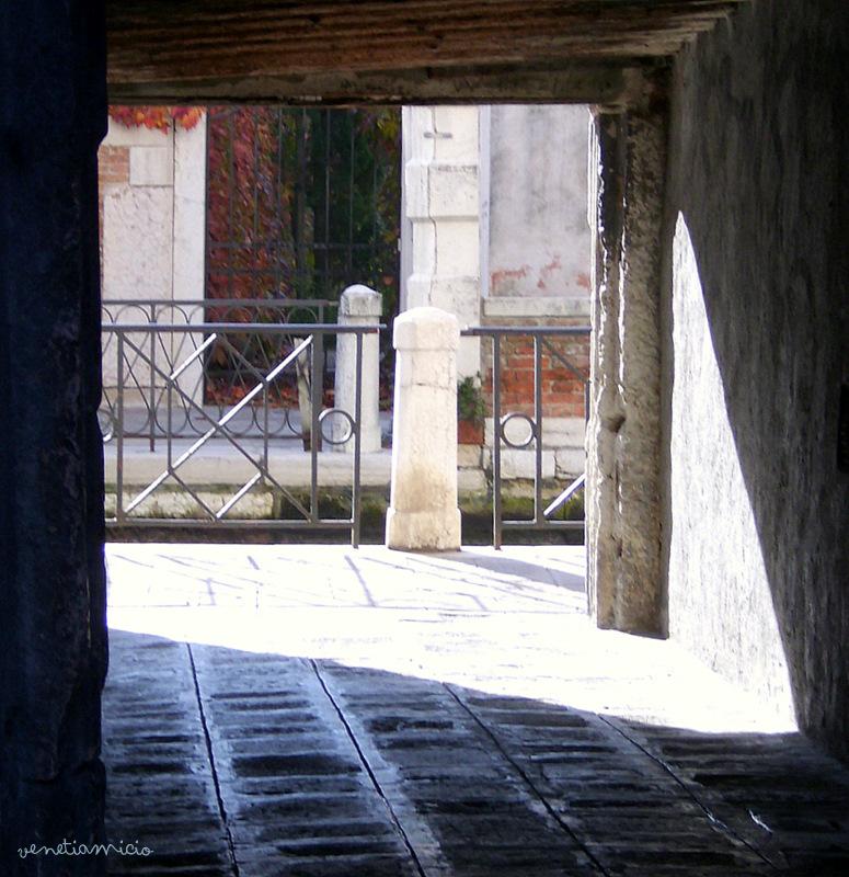 Sotoportego dei Squelini : ombre et lumière