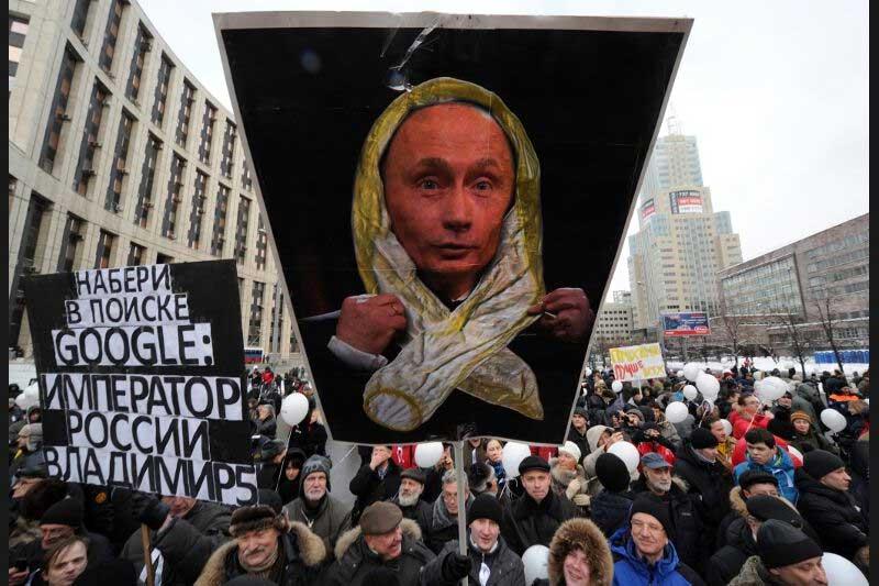 <b></div>Habillé pour l’hiver.</b> Les Russes ont beau ne pas fêter Noël à la même date que les autres chrétiens, ils ont quand même beaucoup gâté Poutine samedi dernier en lui offrant une manifestation d’opposants d’une ampleur et d’une insolence inédites. Descendus par dizaines de milliers sur l’avenue Sakharov, à Moscou, pour dénoncer les fraudes aux législatives du 4 décembre, ces manifestants n’ont pas hésité à ridiculiser le leader de Russie unie, candidat à un troisième mandat de président, en l’affublant comme ici d’un gigantesque préservatif en guise de foulard, ou en se moquant de son aversion pour internet. Un outil dont la dangerosité pour les dictateurs n’est – il est vrai – plus à démontrer, qu’ils soient arabes ou russes.