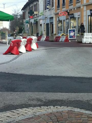 Meilleurs voeux à notre maire Noël et merci pour ses efforts de décoration Deco Noel Plastique.JPG