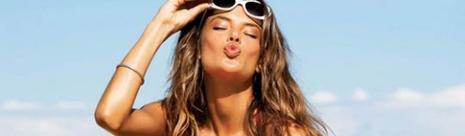 Alessandra Ambrosio vous souhaite un bon week-end en bikini