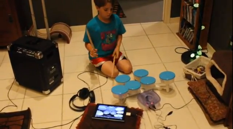 bowlplasticdrumsjt040112-1325698807 bowlplasticdrumsjt040112 1325698807 Une batterie électrique faite avec des bols en plastique