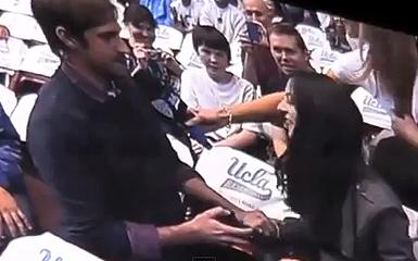 Le rateau ! Le rateau ! Une demande en mariage tourne au rateau !