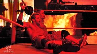 La fin du 6 Man Tag Team Match, c'est ce moment qu'a choisi le Big Red Monster pour attaquer John Cena