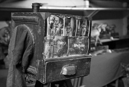 Dans les réserves du Musée du Merveilleux artfor6083