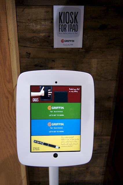 iLounge au CES : Le « petit coin » accessoire iBidules SONY DSC