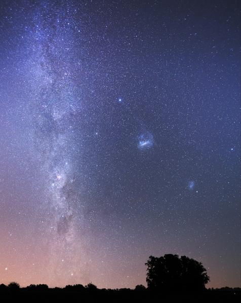 Comet Lovejoy LMC La comète Lovejoy frolant le Grand Nuage de Magellan