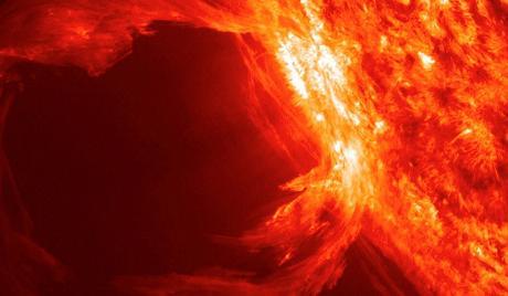 Un rejet de plasma solaire se dirige vers la Terre
    

...