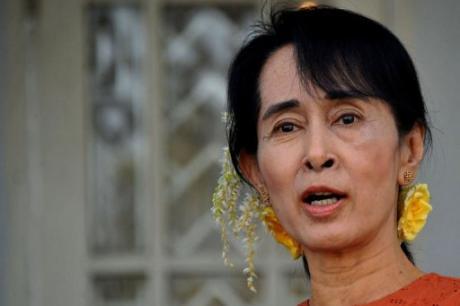 A la demande d'Aung San Suu Kyi, l'Union européenne décide de lever le blocus économique contre la Birmanie