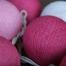  Guirlande lumineuse   Cette guirlande lumineuse de boules roses et blanches en fibre de coton équitable donnera les couleurs d'une atmosphère lounge, relaxante et gaie à votre intérieur.   Prix : 39 €    Voir le produit    