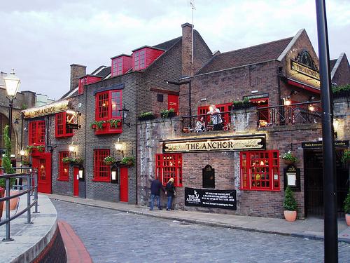 Un célèbre pub de Londres, The Anchor, près de London Bridge Célibataire, et Alors ? Les Meilleures Destinations de Vacances Solo ou entre Amis !