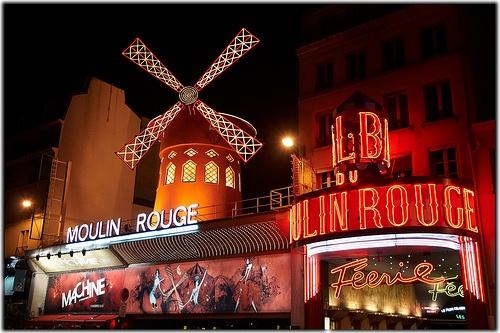 Le quartier de Pigalle à Paris Célibataire, et Alors ? Les Meilleures Destinations de Vacances Solo ou entre Amis !