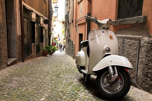 Le Vespa, symbole de la Dolce Vita à l'italienne ! Célibataire, et Alors ? Les Meilleures Destinations de Vacances Solo ou entre Amis !