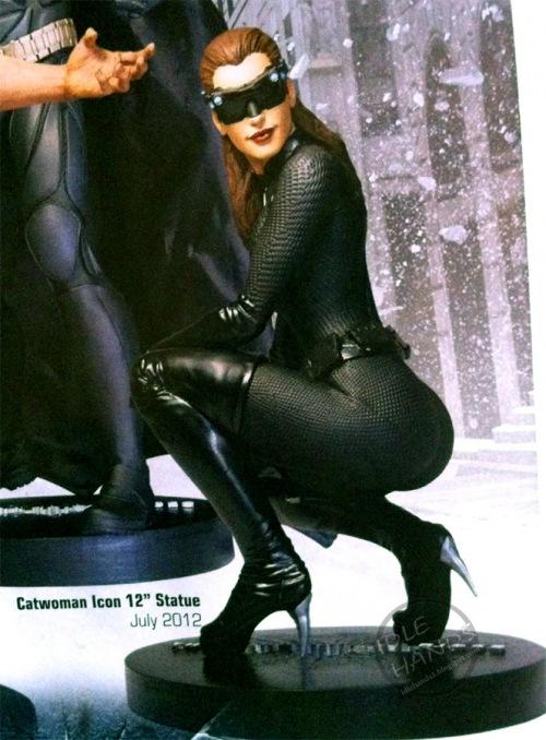 dark-knight-rises-statues-3 Catwoman se montre un peu plus…