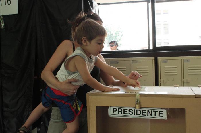 Une femme et son enfant, dans un bureau de vote à Santiago du Chili, en 2010, présidentielle, photo Anthony Quindroit
