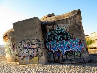 Graffiti sur les blockhaus de la côte atlantique