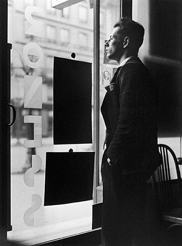 Le regard de Willy Ronis willy-ronis-Autoportrait dans le bureau de son père, 1935