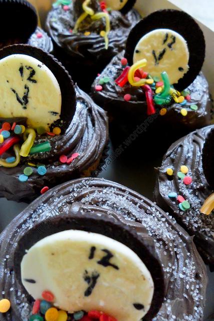 Cupcakes de Nouvel An : au beurre de cacahuètes avec glaçage au chocolat / New Year Cupcakes : Peanut Butter with Chocolate Frosting