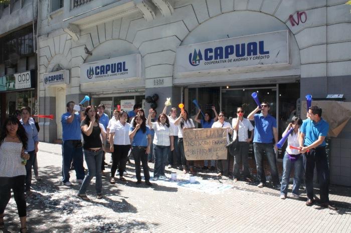 Des salariés d'une société chilienne manifestent au nom de leur pouvoir d'achat (photos Anthony Quindroit)