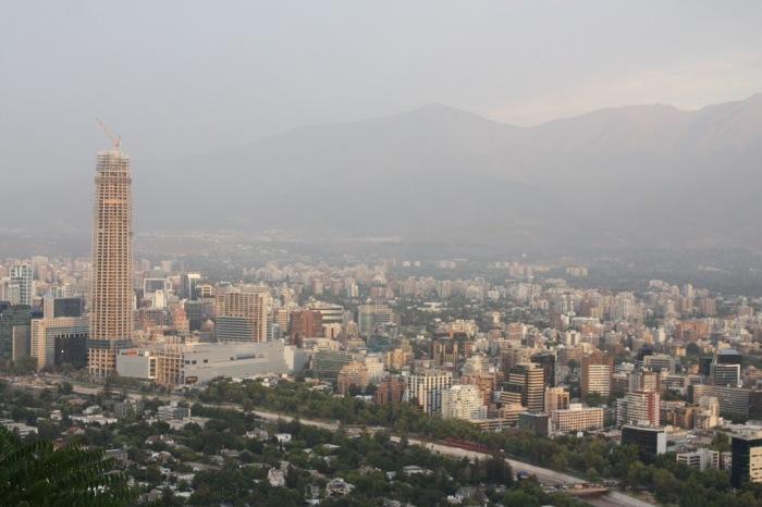 La Torre Gran Costanera, en construction dans le quartier d'affaires de Santiago (à gauche sur la photo) sera le plus haut gratte-ciel d'Amérique du Sud. Comme ce bâtiment, des dizaines d'autres projets sont en construction et dopent l'emploi