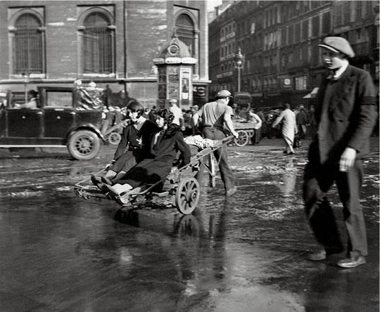 DOISNEAU FAIT HALTE AUX HALLES