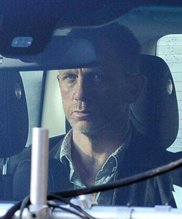 Daniel_Craig_Filming_New_James_Bond_Movie_9T4hpGEPtfal.jpg
