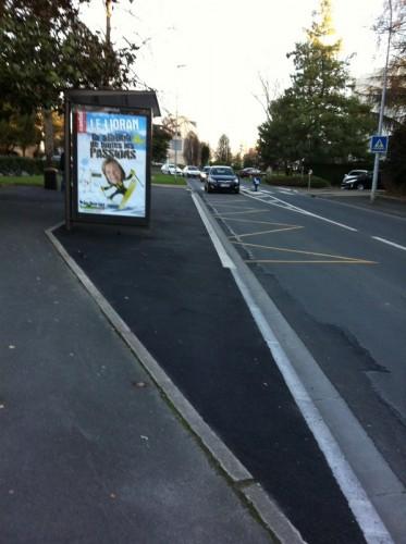 Abribus migrants pour bus gratuits abri bus, chateauroux, indre, 36