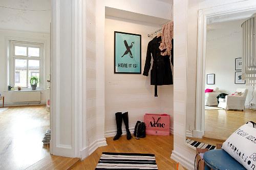 Appartement duplex suédois - Conseils Déco 9 - L'entrée Une déco d’appartement en Cyan, Magenta, Jaune et Noir