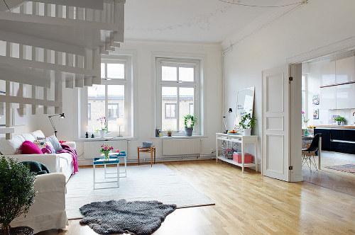 Appartement duplex suédois - Conseils Déco 2 - Le salon Une déco d’appartement en Cyan, Magenta, Jaune et Noir