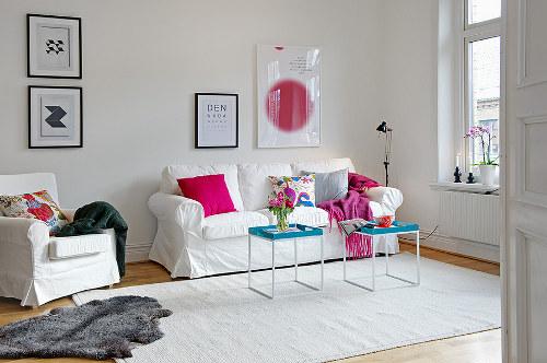 Appartement duplex suédois - Conseils Déco 1 - Le salon Une déco d’appartement en Cyan, Magenta, Jaune et Noir