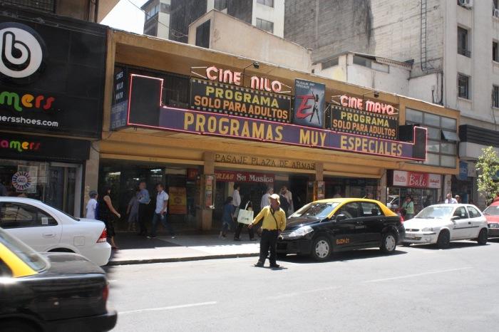 A Santiago, quelques cinémas pour adultes ont encore pignons sur rue. Pour ce type d'établissement en revanche le nombre d'entrées n'est pas connu... (photo Anthony Quindroit)
