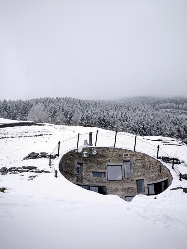 decocrush_visite_deco_cabane_chalet_design_ecologique_suisse9 { Visite Déco } Un chalet troglodyte design et écologique