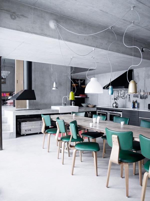 decocrush_visite_deco_cabane_chalet_design_ecologique_suisse4 { Visite Déco } Un chalet troglodyte design et écologique