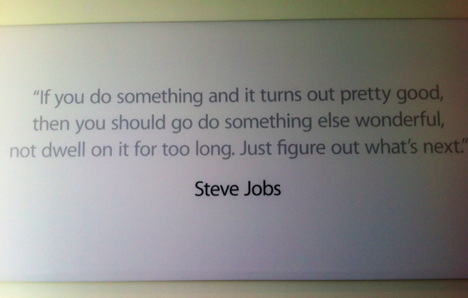 L’héritage de Steve Jobs sur la vie au campus d’Apple avec des affiches et des citations