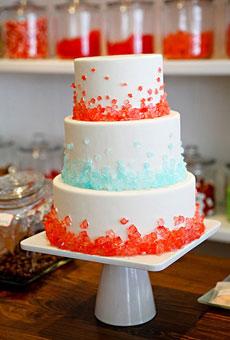 Décoré avec des bonbons écrasés, façon sucre candy (Brides.com)