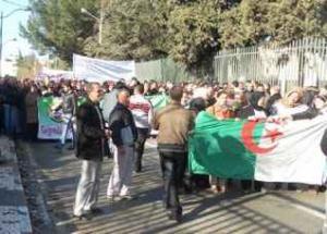 Des milliers de travailleurs manifestent dans la rue Des milliers de travailleurs manifestent dans la rue