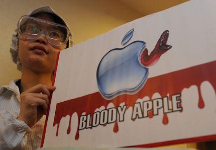 Des salariés d'une usine Foxconn (un des sous-traitants chinois d'Apple) protestent lors du meeting annuel de la firme à Hong-Kong, 18 mai 2011.