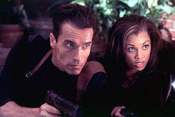 Arnold Schwarzenegger, Vanessa L. Williams dans L'Effaceur