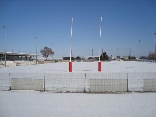 un terrain de rugby enneigé